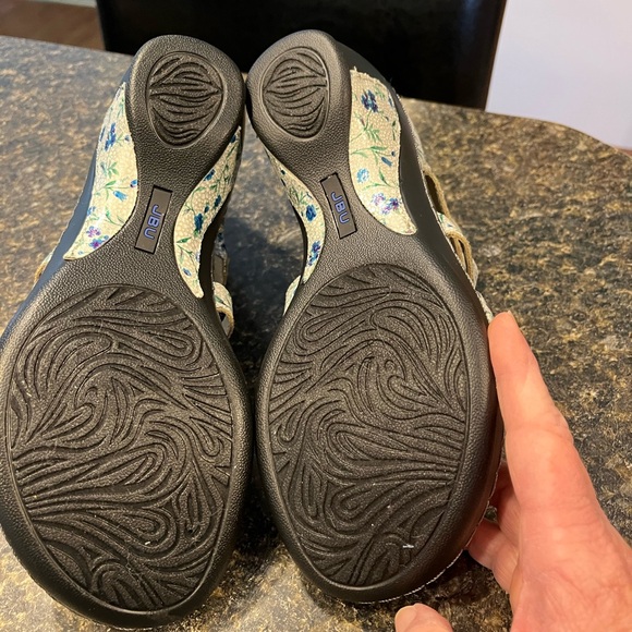 JBU Laser-Cut Ditzy Floral Wedge Sandals White Blue Green & Purple Size 6.5 - Picture 9 of 13